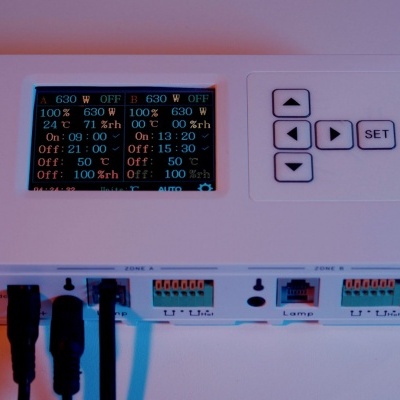 Dispositivo eletrónico branco com ecrã colorido e botões