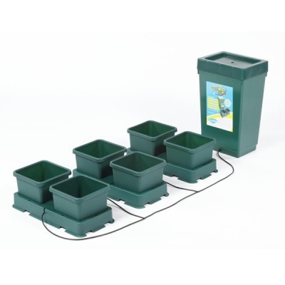 Conjunto de rega automática verde com reservatório e seis vasos quadrados conectados.