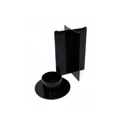 Conjunto metálico preto com base circular e três painéis verticais triangulares