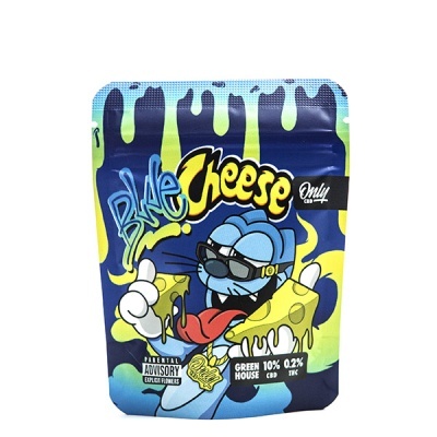 Embalagem azul e amarela de produto Blue Cheese com personagem azul de óculos escuros e queijo