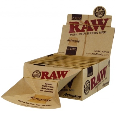 Caixa aberta de papelotes RAW Classic Artesano para enrolar em cartão castanho com texto vermelho e preto