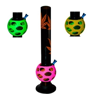 Bongs coloridos com bases esféricas e folhas de cannabis decorativas