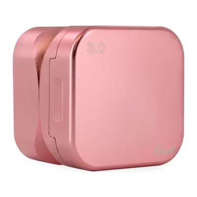 Caixa quadrada metálica rosa com inscrição 3.0 e relevo lateral