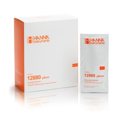 Material padrão de condutividade HANNA instruments 12880 μS/cm em caixa e embalagem individual branca e laranja