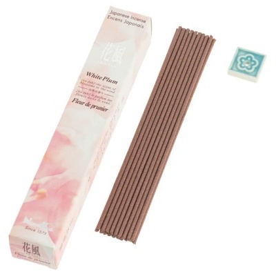 Incensos japoneses White Plum com embalagem rosa, varas de incenso castanhas e suporte cerâmico azul com flor