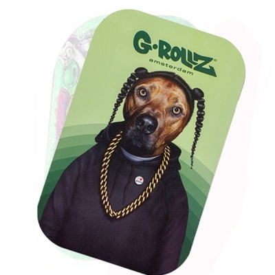 Caixa metálica verde com imagem de cão vestido e texto G-ROLLZ amaterdam