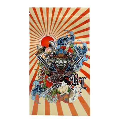 Cartaz com ilustração de capacete samurai, espadas, peixes koi, flores, ondas e mulher com leque sobre fundo de raios laranja e amarelo