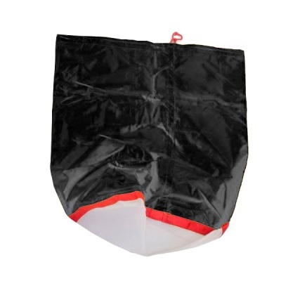 Saco preto com fundo branco e bordas vermelhas, isolado em fundo branco