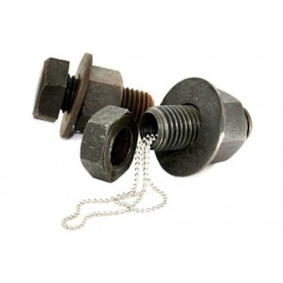 Parafusos metálicos com corrente saindo de um deles