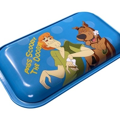 Recipiente de plástico azul com tampa ilustrada com personagens do desenho animado Scooby-Doo