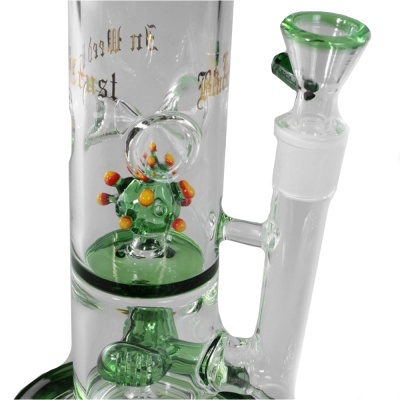 Bong de vidro transparente com detalhes verdes e laranja e texto dourado parcial.