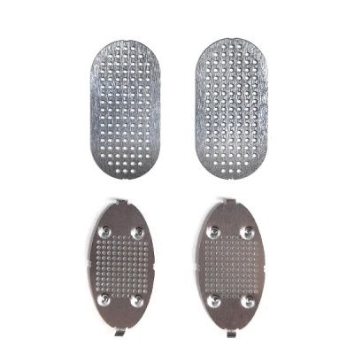 Placas metálicas ovais perfuradas em fundo branco