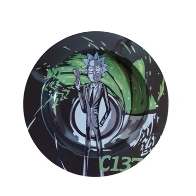 Cinzeiro de vidro preto com desenho de personagem animado e texto C137