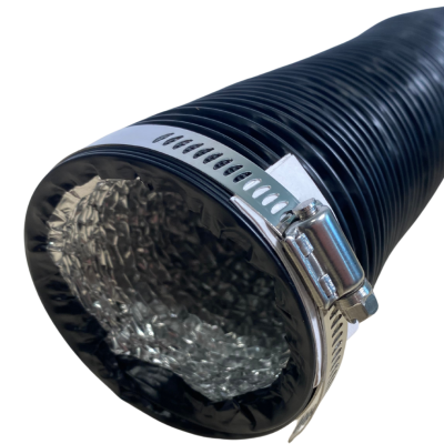 Flexível preto com interior metálico e abraçadeira