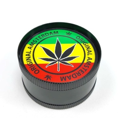 Tampa preta circular com decoração em verde, amarelo e vermelho e texto ORIGINAL AMSTERDAM com folha de cânhamo