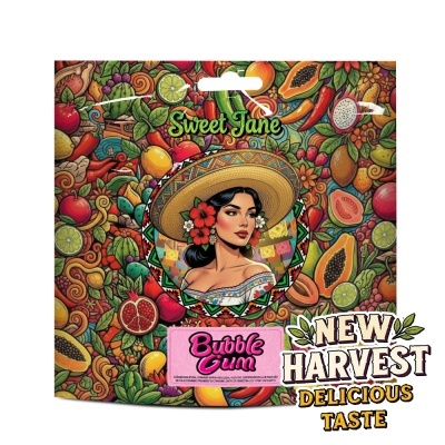 Pacote colorido com ilustração detalhada de frutas e mulher com chapéu de palha