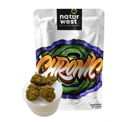 Pacote branco com design gráfico colorido e texto Chronic e recipiente branco com flores de CBD verdes