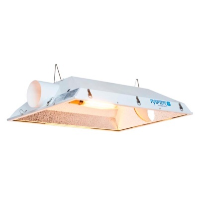 Luminária suspensa branca com superfícies refletoras e aberturas laterais.