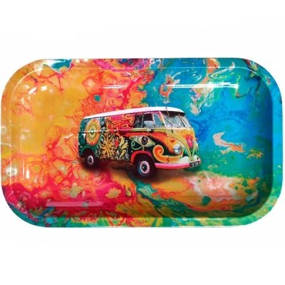 Tabuleiro com padrão psicadélico e carrinha VW colorida
