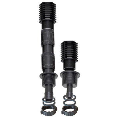 Duas válvulas de plástico pretas com juntas e anéis