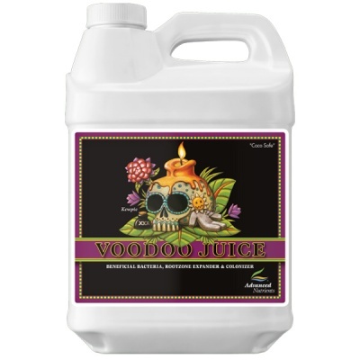 Frasco branco com etiqueta colorida de produto Voodoo Juice para jardinagem
