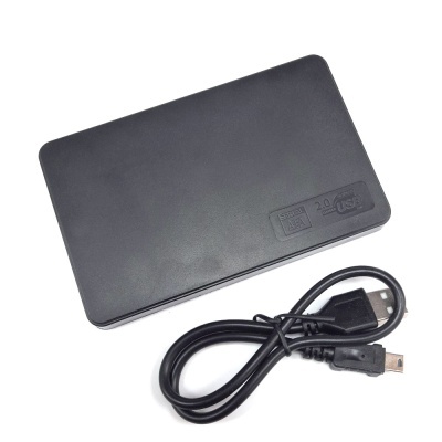 Disco rígido externo preto com cabo USB.