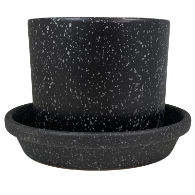 Vaso preto salpicado com prato à sua base