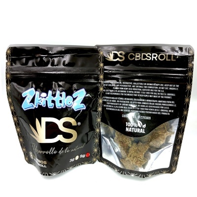embalagem preta de CBDS ROLL com flores secas visíveis pela janela transparente