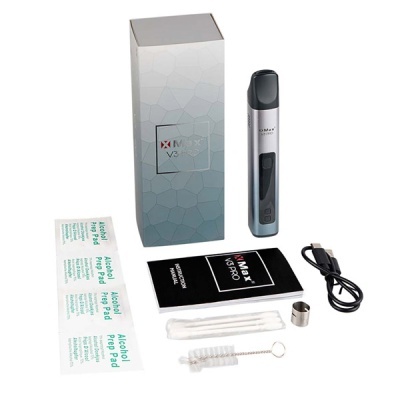 Kit de vaporizador com dispositivo prateado e preto, caixa cinzenta, manual preto, cabo USB, cotonetes e toalhetes alcoólicos.