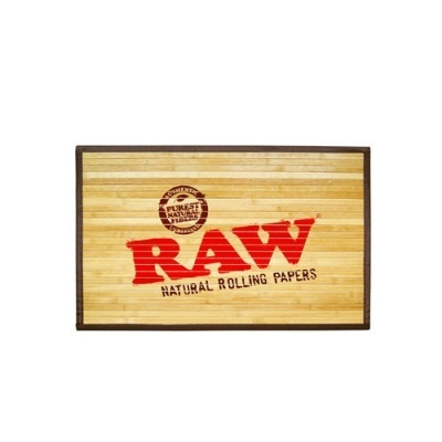 Tabuleiro de madeira com logótipo RAW e texto natural rolling papers