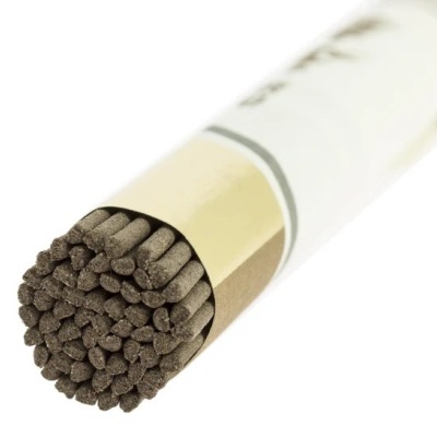 Conjunto de varetas de incenso castanhas com invólucro branco e dourado