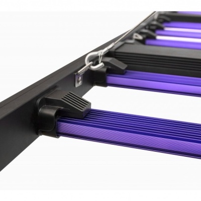 Estrutura metálica preta com barras longitudinais roxas estriadas e fixações metálicas