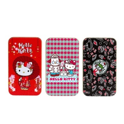 Três caixas metálicas decoradas com personagens Hello Kitty em diferentes padrões e cores.