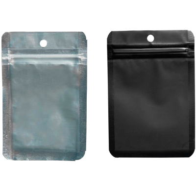 Duas embalagens zip lock, prateada e preta, com buraco circular no topo.