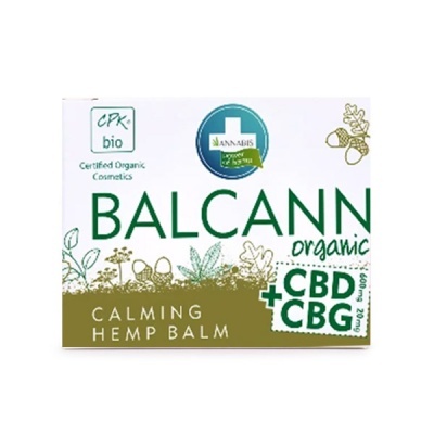 Embalagem branca e verde de bálsamo calmante de cânhamo Balcann com texto e ilustrações botânicas