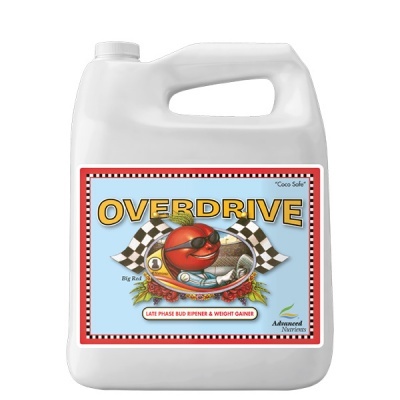 Recipiente branco com rótulo colorido do produto OVERDRIVE com desenho de bateria vermelha e bandeiras aos quadrados
