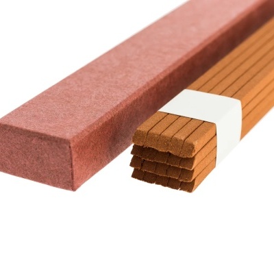 Palitos de incenso castanhos com caixa cor-de-rosa sobre fundo branco