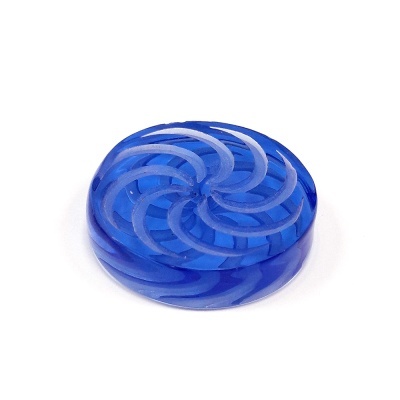 Objeto redondo azul translúcido com padrão espiral branco