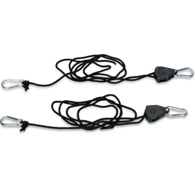 Cabos pretos com ganchos metálicos e dispositivos de ajuste