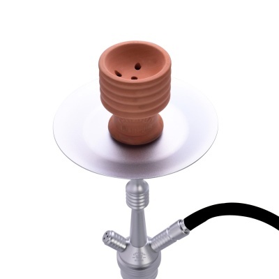 Cachimbo de água com base metálica prateada e taça de barro