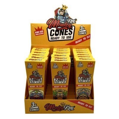 Expositor amarelo com caixas de cones King Monkey com ilustrações de macacos.