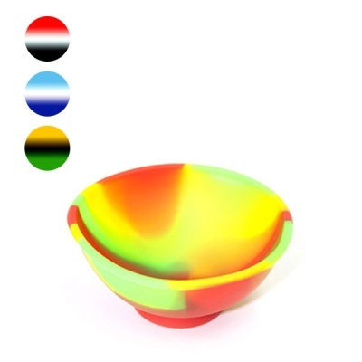 Tigela de silicone colorida esvaziada com padrão multicolorido e círculos coloridos ao lado