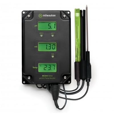 Monitor digital preto Milwaukee MC811 MAX com ecrãs verdes e sensores
