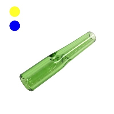 Piteira de vidro verde sobre fundo branco com círculos amarelo e azul