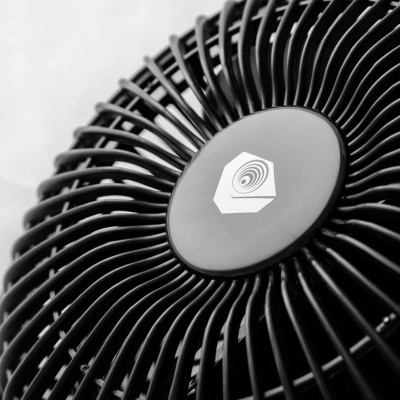 Ventoinha de mesa preta com grelha circular e logótipo branco no centro