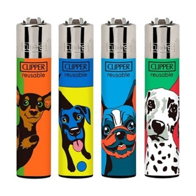 Quatro isqueiros Clipper reutilizáveis com ilustrações de cães em fundos coloridos.