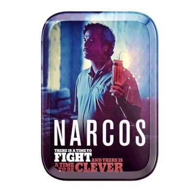 Caixa metálica com imagem e texto Narcos