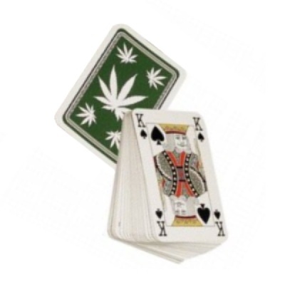 Baralho de cartas com padrão de folha de cannabis verde e branca, carta Rei de Espadas à frente