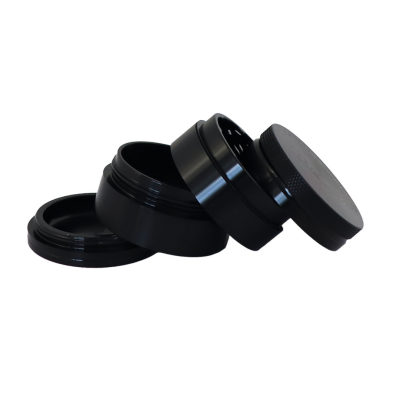 Triturador metálico preto de quatro peças com tampa de rosca