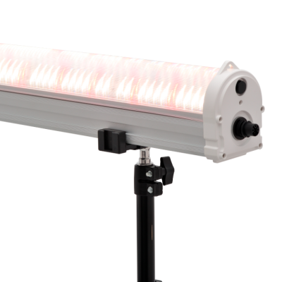 Luz LED tubular numa estrutura metálica cinzenta com suporte preto ajustável